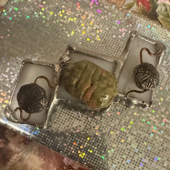 Artistic Silver and Green Brooch - Picture 3 of 3